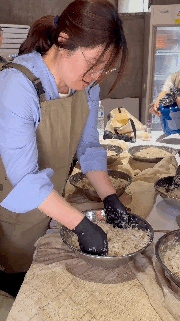 막걸리 빚기에 열중하는 장미란 문화체육관광부 제2치관ⓒ News1 윤슬빈 기자