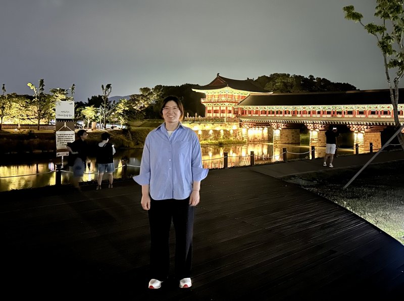 동궁과 월지 야경을 배경으로 인증 사진을 남기는 장미란 문화체육관광부 제2차관ⓒ News1 윤슬빈 기자