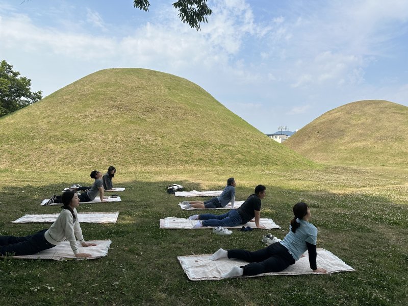 요가를 하는 장미란 문화체육관광부 제2차관ⓒ News1 윤슬빈 기자