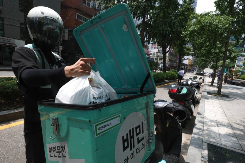 "2만원 치킨 시키면, 1360원 더 내야해"..배민 '포장 유료화' 기습 발표