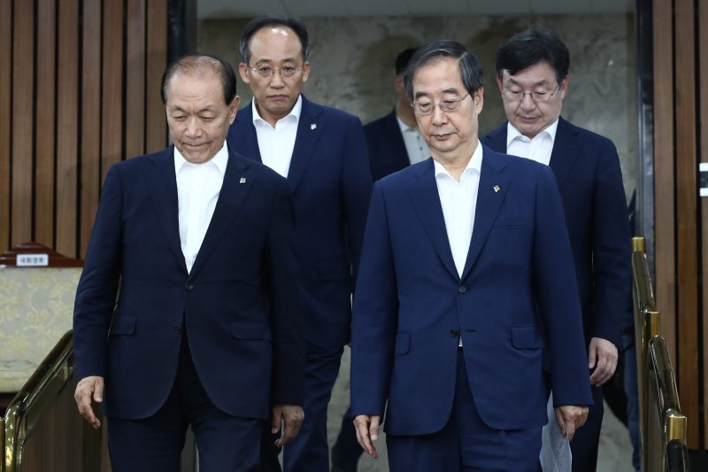 한덕수 국무총리와 황우여 국민의힘 비상대책위원장, 추경호 원내대표, 성태윤 대통령비서실 정책실장이 2일 오후 서울 여의도 국회에서 열린 제17차 고위당정협의회에 참석하고 있다. 이날 고위당정협의회에선 물가동향 및 대응방향, 군 안전사고 재발 방지 대책, 의료개혁 추진계획, 전세사기 피해자 지원 대책 등을 논의한다.뉴스1