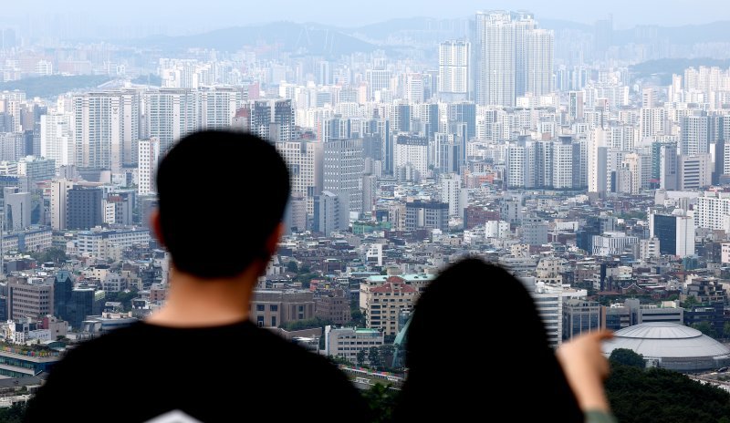 서울 남산에서 바라본 도심에 아파트 단지와 주택가가 보이고 있다. /사진=뉴스1