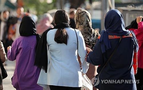 프랑스 여고생, 교사 뺨 때린 이유…‘히잡 벗으라고 해서’