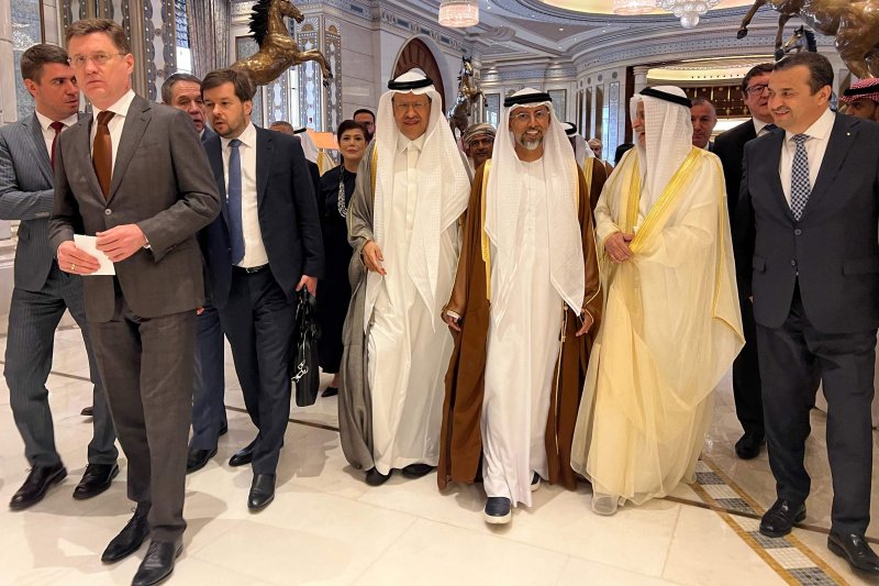 2일(현지시간) 사우디아리바아 리야드에서 열린 OPEC+ 회의에 참석한 석유장관들이 회의장을 나서고 있다.AFP연합뉴스