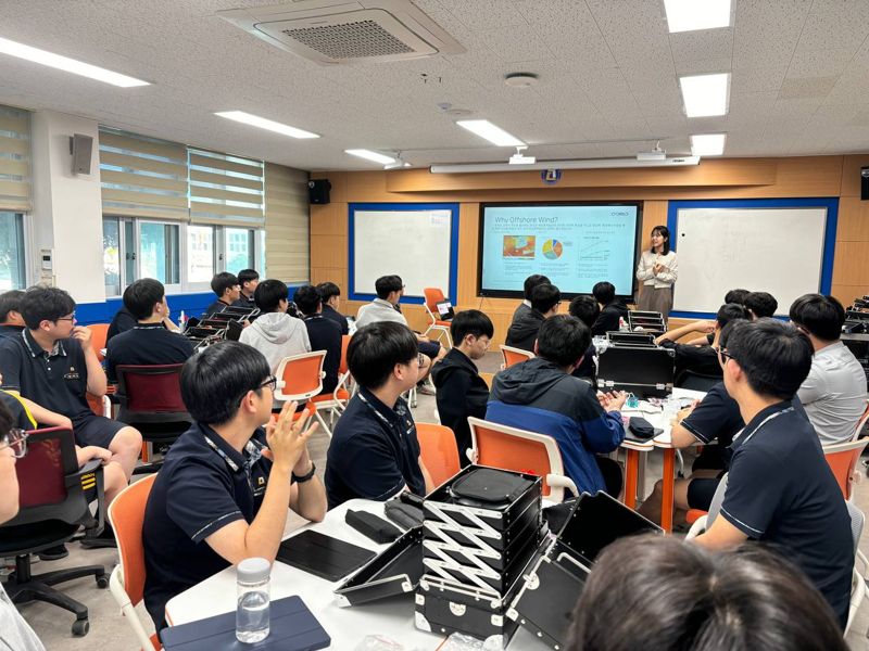 지난달 21일 해상풍력 전문 개발사 코리오가 부산 대동고등학교에서 미래 세대를 위한 탄소중립 에너지 교육을 진행했다. 코리오제너레이션 제공