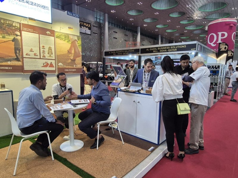 ‘건축기자재 박람회’에서 코르크바닥포장재, 가공 코르크칩(에프씨코리아랜드) 등 제품에 대해 상담하는 모습.(산림청 제공)/뉴스1