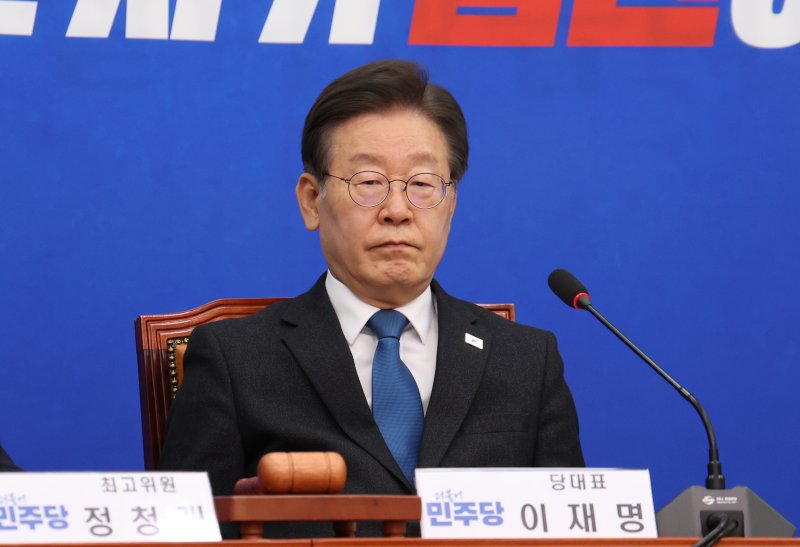 이재명 더불어민주당 대표가 31일 서울 여의도 국회에서 열린 최고위원회의에서 최고위원 발언시간 동안 생각에 잠겨 있다. 뉴시스