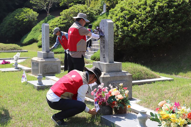 롯데이노베이트 임직원들이 지난 5월 31일 현충원 묘역 단장 봉사를 하고 있다. 롯데이노베이트 제공