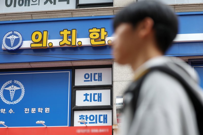 '상위 8개大·의치한약수' 직격한 한국은행...“입학정원, 지역별 학령인구 반영해 선발해야”