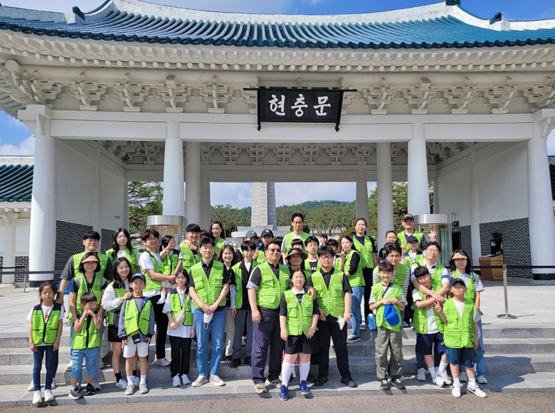 지난 1일 서울 동작구 국립서울현충원에서 열린 묘역 정화 봉사활동에서 현대엔지니어링 임직원 및 가족들이 기념촬영을 하고 있다. 현대엔지니어링 제공