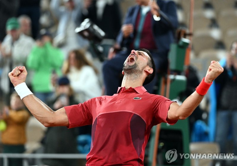 새벽 경기에서 승리한 조코비치 epa11385282 Novak Djokovic of Serbia celebrates winning his Men's Singles 3rd round match against Lorenzo Musetti of Italy during the French Open Grand Slam tennis tournament at Roland Garros in Paris, France, 02 June 2024. EPA/CAROLINE BLUMBERG