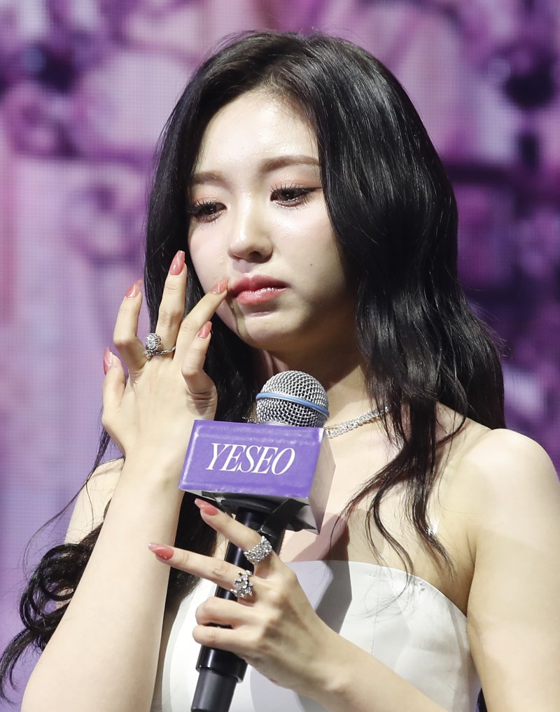 그룹 케플러(Kep1er) 강예서가 3일 오후 서울 광진구 예스24라이브홀에서 가진 정규 1집 ‘켑원고잉 온(Kep1going On)’ 발매 기념 쇼케이스에서 마지막 앨범 작업에 대한 질문에 답한 뒤 눈시울을 적시고 있다. 2024.6.3/뉴스1 ⓒ News1 권현진 기자