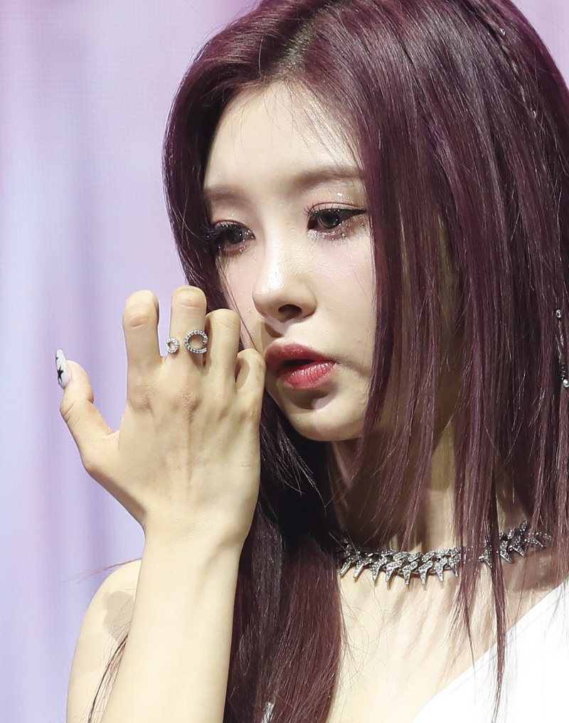 그룹 케플러(Kep1er) 김다연이 3일 오후 서울 광진구 예스24라이브홀에서 가진 정규 1집 ‘켑원고잉 온(Kep1going On)’ 발매 기념 쇼케이스에서 9인 체제 지막 앨범 작업에 답하는 강예서를 보며 눈물을 흘리고 있다. 2024.6.3/뉴스1 ⓒ News1 권현진 기자