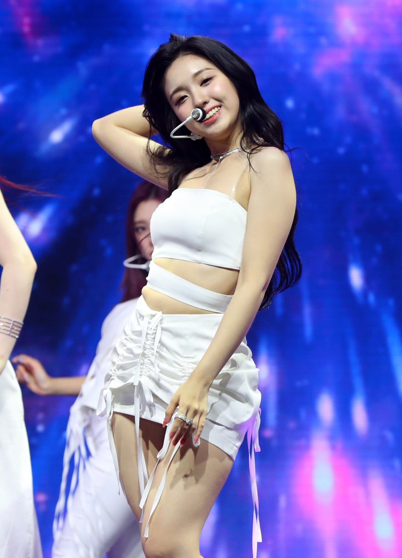 [서울=뉴시스] 김혜진 기자 = 그룹 케플러 강예서가 3일 오후 서울 광진구 예스24라이브홀에서 열린 첫 번째 정규앨범 '켑원고잉 온(Kep1going On)' 발매 기념 쇼케이스에서 무대를 선보이고 있다.타이틀곡 '슈팅 스타(Shooting Star)'는 리드미컬한 드럼과 감성적인 신스 라인, 일렉 기타가 인상적인 신스팝이다.특히 이번 앨범은 9인 완전체로 활동하는 마지막 음반이다. 케플러는 최근 엠넷 프로젝트 그룹으로는 처음으로 재계약에 성공해 향후 7인으로 활동을 이어 나간다. 마시로·강예서는 '켑원고잉 온(Kep1going 