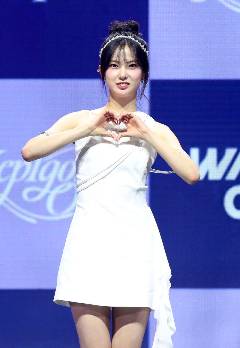 [서울=뉴시스] 김혜진 기자 = 그룹 케플러 최유진이 3일 오후 서울 광진구 예스24라이브홀에서 열린 첫 번째 정규앨범 '켑원고잉 온(Kep1going On)' 발매 기념 쇼케이스에서 포즈를 취하고 있다.타이틀곡 '슈팅 스타(Shooting Star)'는 리드미컬한 드럼과 감성적인 신스 라인, 일렉 기타가 인상적인 신스팝이다.특히 이번 앨범은 9인 완전체로 활동하는 마지막 음반이다. 케플러는 최근 엠넷 프로젝트 그룹으로는 처음으로 재계약에 성공해 향후 7인으로 활동을 이어 나간다. 마시로·강예서는 '켑원고잉 온(Kep1going O