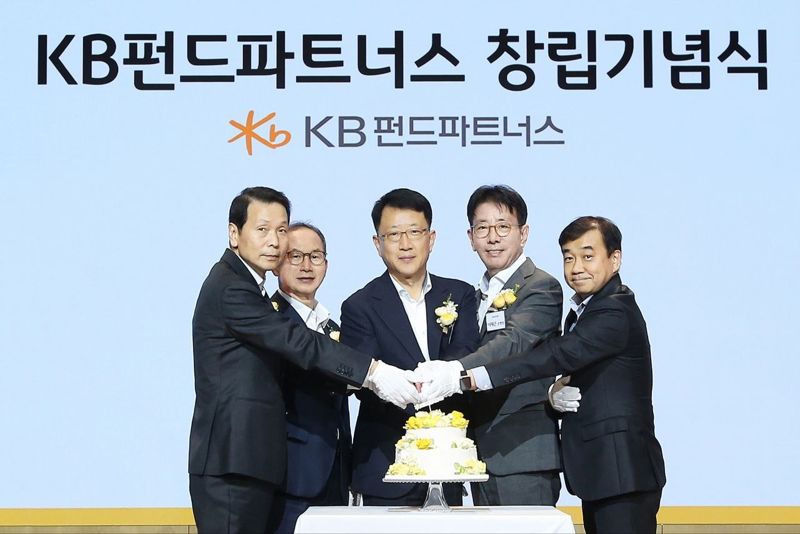 3일 서울 영등포구 KB국민은행 신관에서 열린 ‘KB펀드파트너스 창립기념식’에서 양종희 KB금융그룹 회장(왼쪽 두 번째), 이재근 KB국민은행장(왼쪽 네 번째) 등 KB금융그룹 경영진이 KB펀드파트너스의 출범을 축하하며 기념촬영을 하고 있다. 사진=KB국민은행 제공