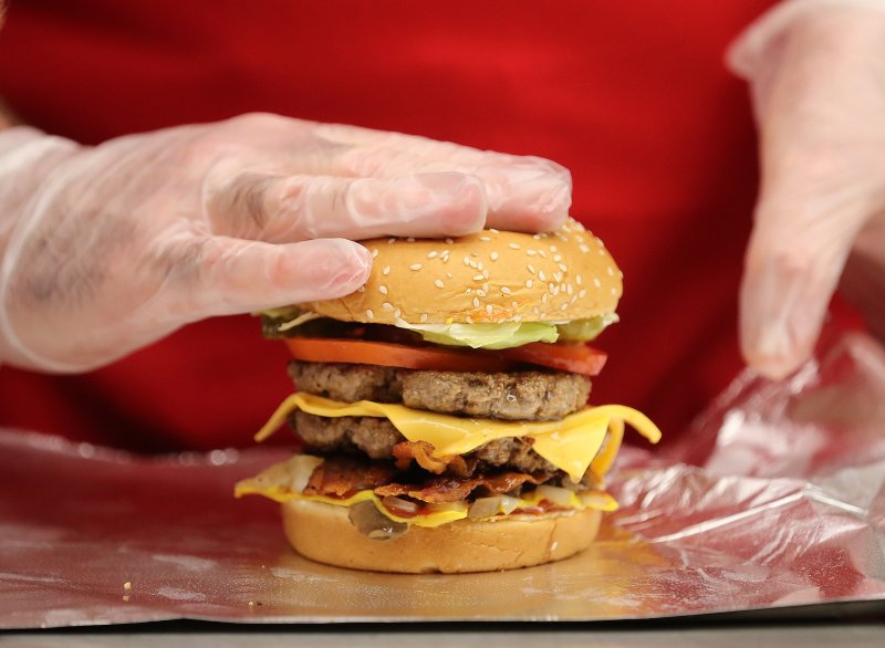 22일 서울 서초구 강남대로 '파이브가이즈 강남'에서 열린 브랜드 설명회에서 매장 직원들이 햄버거를 조리하고 있다. 2023.6.22/뉴스1 ⓒ News1 김진환 기자