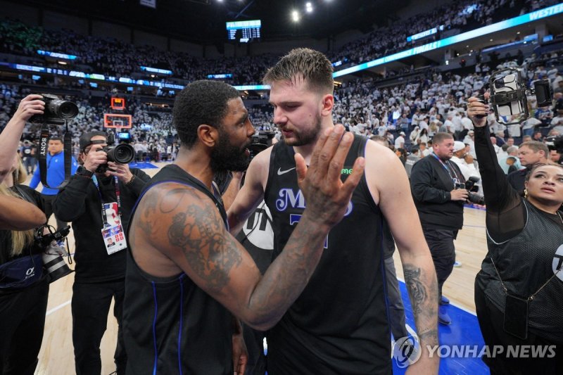 어빙(왼쪽)과 돈치치 May 24, 2024; Minneapolis, Minnesota, USA; Dallas Mavericks guard Kyrie Irving (11) and guard Luka Doncic (77) celebrate after defeating the Minnesota Timberwolves in game two of the western conference finals for the 2024 NBA playoffs at Target Center. Mandatory Credit: Brad Rempel-USA T