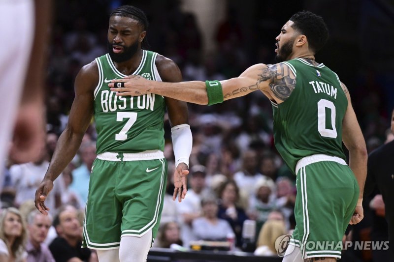 보스턴의 브라운(왼쪽)과 테이텀 Boston Celtics guard Jaylen Brown (7) is congratulated by forward Jayson Tatum (0) after a after a 3-point basket during the second half of Game 4 of an NBA basketball second-round playoff series against the Cleveland Cavaliers, Monday, May 13, 2024, in Cleveland. (AP Photo/David D