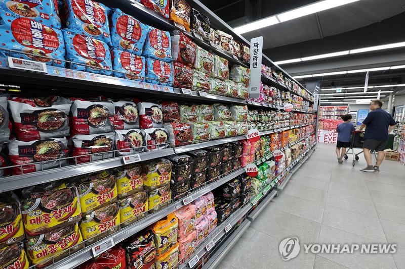 한국 라면 '뜨거운 인기'…수출 2개월째 1억달러 넘었다 라면 수출 '월 1억달러' 첫돌파 (서울=연합뉴스) 신현우 기자 = 한국의 라면 수출 금액이 월간 기준 1억 달러를 처음으로 돌파했다. 19일 관세청 수출입무역통계에 따르면 지난달 라면 수출액은 1억859만달러(약 1천470억원)로 작년 동월(7천395만달러)보다 무려 46.8% 증가했다. 최근 한국 라면 수출의 상당 부분을 차지하는 것은 삼양식품의 불닭볶음면이다. 삼양식품은 특히 '까르보불닭' 등의 인기 덕분에 해외 매출액이 85% 늘었다. 전체 매출액에서 해외 비중은 올해