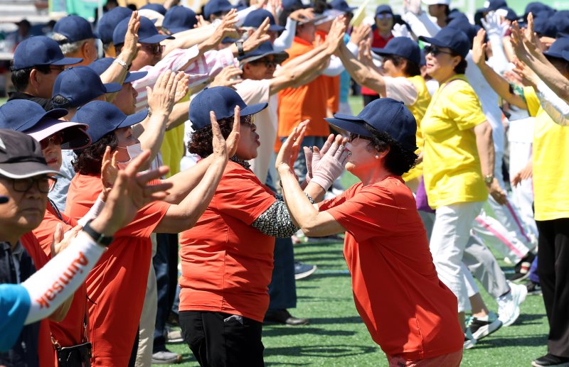 4일 오전 서울 용산구 효창운동장에서 열린 제24회 대한노인회 시연합회 시니어올림픽에서 참가한 노인들이 몸을 풀고 있다. 뉴시스화상