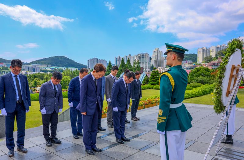 4일 오전 장웅요 부산본부세관장(앞줄 오른쪽)이 부산세관 직원들과 함께 유엔기념공원 묘역에서 참배하고 있다. 부산본부세관 제공