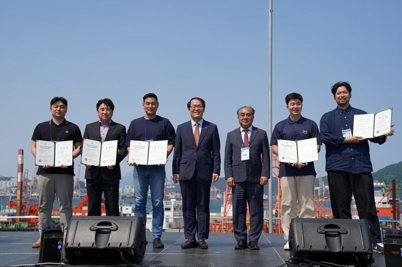 지난달 31일 영도구 피아크에서 ‘2024 대한민국 관광스타트업 페스타’가 열린 가운데 ‘2024 부산관광 스타기업 인증서 수여식’이 마련됐다. 이준승 행정부시장과 이정실 부산관광공사 사장(왼쪽 네번째부터), 선정기업 대표들이 기념촬영을 하고 있다. 부산관광공사 제공