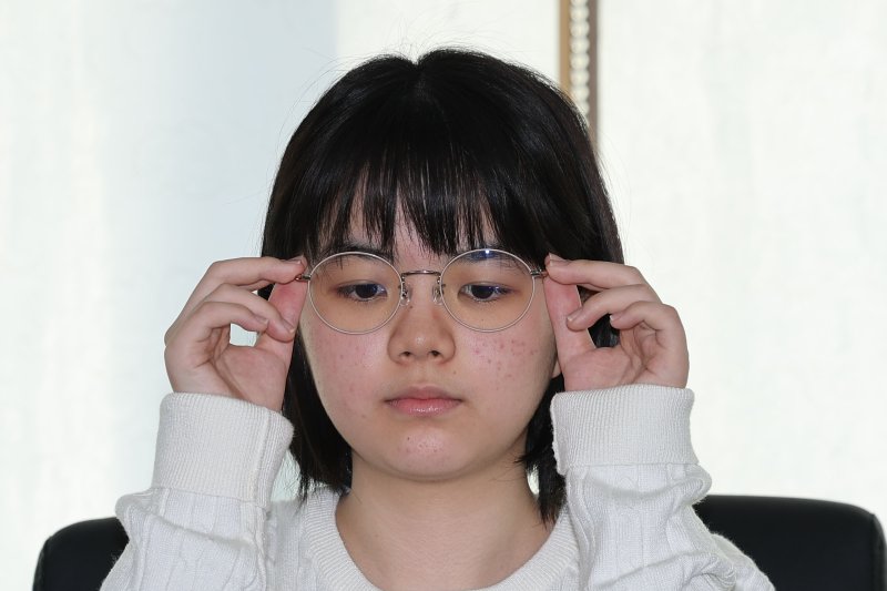 [서울=뉴시스] 권창회 기자 = 나카무라 스미레 3단이 4일 오전 서울 성동구 한국기원에서 열린 입단 기자회견에서 안경을 만지고 있다. 스미레는 일본의 바둑 천재 소녀로 10살에 최연소로 입단했다. 일본 프로기사가 한국으로 이적한건 이번이 처음이다. 2024.03.04. kch0523@newsis.com