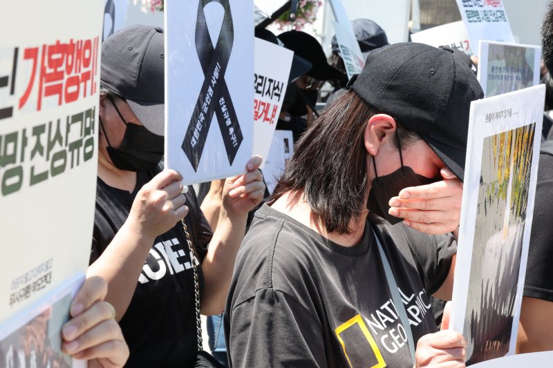 4일 오전 서울 용산구 전쟁기념관 앞에서 열린 육군 12사단 훈련병 가혹행위 사망 사건 규탄 및 진상규명 촉구 기자회견에서 군에 입대한 자녀를 둔 참가자들이 눈물을 닦고 있다. 뉴스1 제공