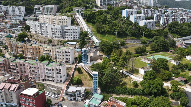 부산시 중구는 지난 3일 영주 오름길에 주민 보행환경 개선을 위한 엘리베이터를 설치하고 운행을 시작한다고 밝혔다. 중구 제공