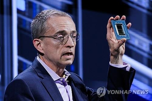 이달 인텔 최고경영자(CEO)에서 경질된 팻 겔싱어가 지난 6월4일 대만에서 열린 '컴퓨텍스'에서 연설하고 있는 모습.로이터연합뉴스