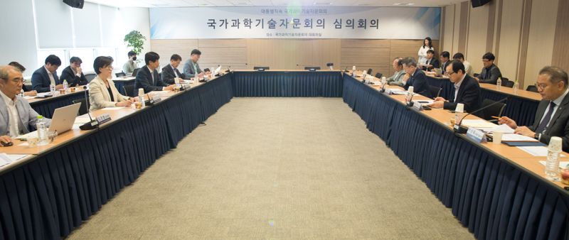 이우일 국가과학기술자문회의 부의장(왼쪽줄 가운데)이 4일 서울 종로구 광화문교보빌딩 국가과학기술자문회의 대회의실에서 '국가과학기술자문회의 제8회 심의회의' 를 주재하고 있다. 이날 회의에 박상욱 과학기술수석(오른쪽 첫번째)과 이종호 과학기술정보통신부 장관(오른쪽 세번째), 류광준 과학기술정보통신부 과학기술혁신본부장 등이 참석했다. 과기정통부 제공