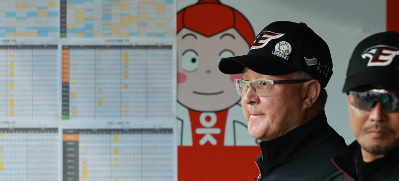 한화 김경문 감독, 6년 만의 KBO 복귀전 승리 [뉴시스Pic] - 파이낸셜뉴스