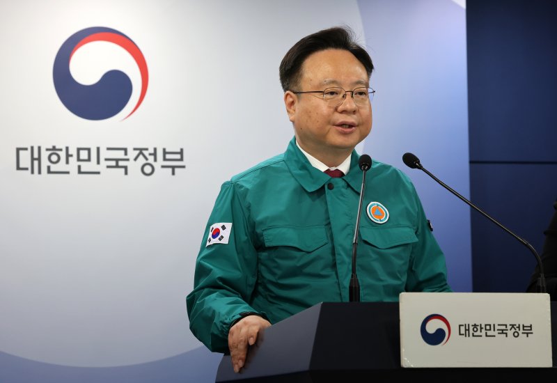 [서울=뉴시스] 배훈식 기자 = 조규홍 보건복지부 장관이 지난 4일 오후 서울 종로구 정부서울청사에서 전공의 사직서 수리금지명령과 진료유지명령, 업무개시명령 철회 내용을 담은 의료개혁 관련 현안 브리핑을 하고 있는 모습. 2024.06.04. dahora83@newsis.com