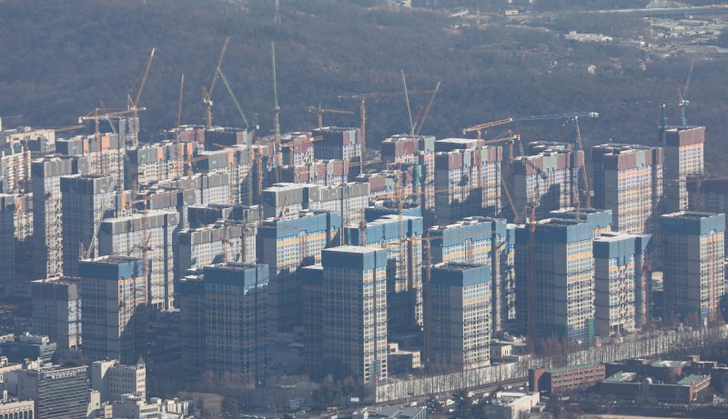 건설사 고난 안 끝났다···“하반기 신용위험 확대”