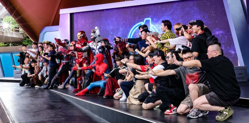 [여행honey] "영웅들과 함께 세계를 구해요" 공연을 마친 뒤 마블팬들과 기념촬영하는 히어로 배우들 [사진/백승렬 기자]