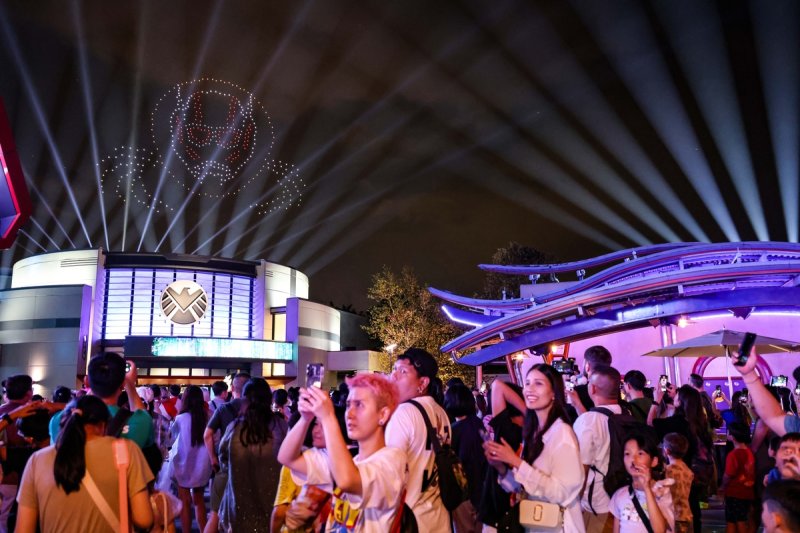 [여행honey] "영웅들과 함께 세계를 구해요" 야간 공중 공격 막는 드론쇼 [사진/백승렬 기자]