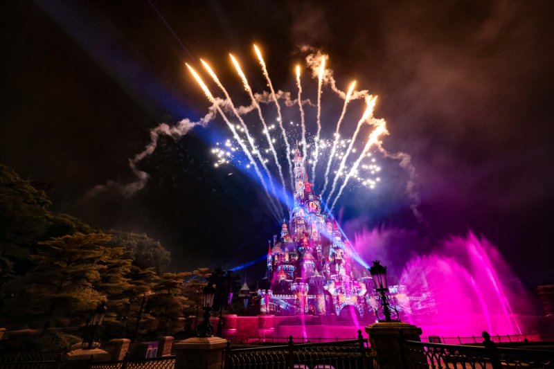[여행honey] "영웅들과 함께 세계를 구해요" 디즈니 성에서 펼쳐진 화려한 불꽃놀이 공연 [사진/백승렬 기자]