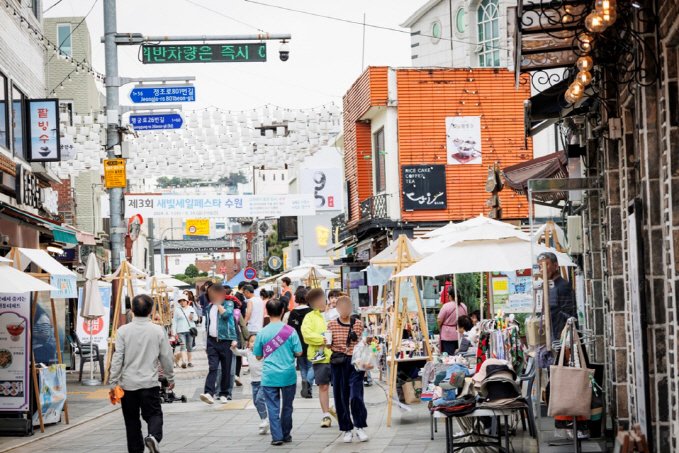 지난 5월 초 '제3회 새빛세일페스타 수원' 행사 당시 수원지역 전통시장 모습. 수원시 제공