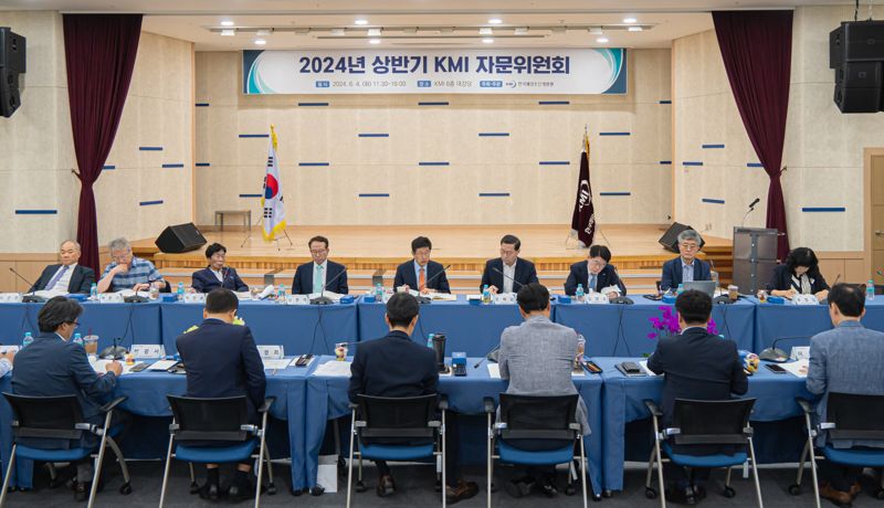 지난 4일 KMI 부산 본원에서 ‘2024 상반기 자문위원회’가 열린 가운데 참석한 자문위원들이 기관 상반기 성과와 주요 사업 등에 대한 내용을 듣고 있다. 한국해양수산개발원 제공