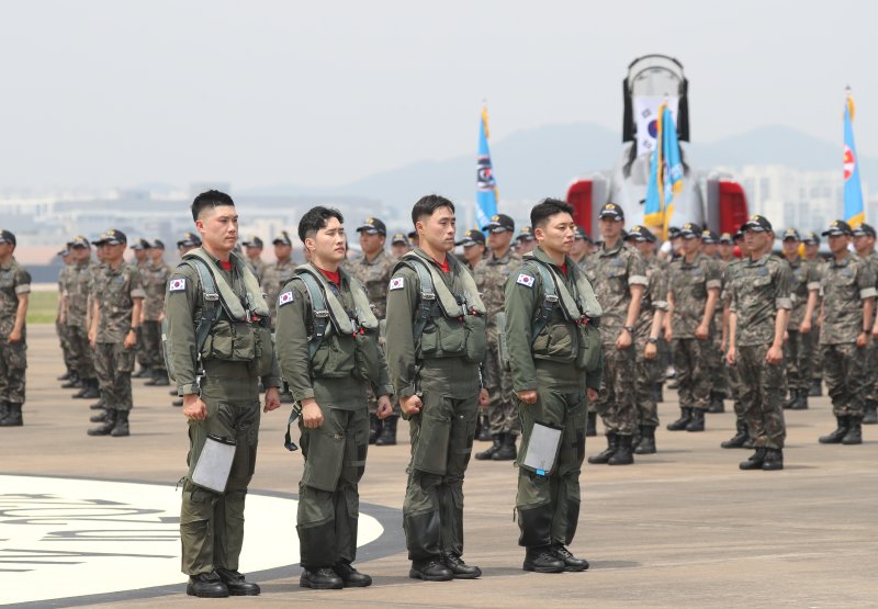 안보의지의 상징 'F-4 팬텀' 전설이 되다 "공군총장, 퇴역 앞둔 지휘비행"