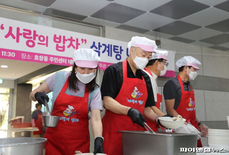 구자은 LS그룹 회장(왼쪽 두번째)이 5일 서울 효창동에서 진행된 ‘사랑의 밥차’ 봉사활동에 참여해 독거노인에게 제공할 음식을 담고 있다. LS 제공