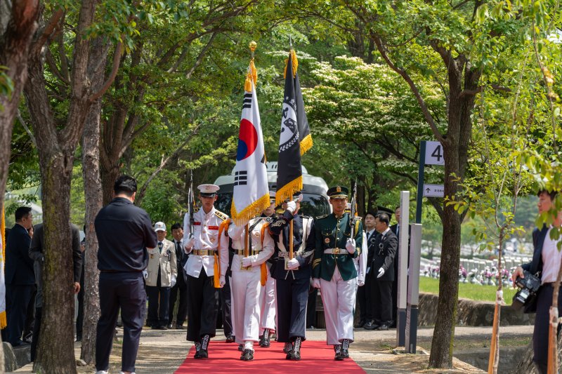 5일 서울 동작구 국립서울현충원에서 거행된 '호국의 형제 6호' 안장식에서 고 전병섭 하사 영현이 묘역으로 봉송되고 있다. 이번 안장식을 통해 70여 년 만에 돌아온 전 하사(현재 계급, 상병)의 유해가 동생인 고 전병화 이등상사(중사)와 함께 안장됐다. 전 하사는 4남 4녀 중 장남으로 한국전쟁(6·25 전쟁) 당시 자진 입대해 '횡성 전투'와 '호남지구 공비 토벌' 등에 참전해 북한군을 소탕했다. 이후 1951년 강원도 인제에서 벌어진 '노전평 전투' 중 26세로 전사했다. 사진=국방부 제공