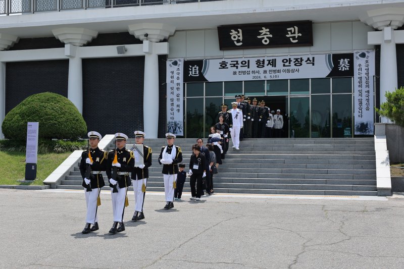 5일 서울 동작구 국립서울현충원에서 거행된 '호국의 형제 6호' 안장식에서 고 전병섭 하사 영현이 묘역으로 봉송되고 있다. 이번 안장식을 통해 70여 년 만에 돌아온 전 하사(현재 계급, 상병)의 유해가 동생인 고 전병화 이등상사(중사)와 함께 안장됐다. 전 하사는 4남 4녀 중 장남으로 한국전쟁(6·25 전쟁) 당시 자진 입대해 '횡성 전투'와 '호남지구 공비 토벌' 등에 참전해 북한군을 소탕했다. 이후 1951년 강원도 인제에서 벌어진 '노전평 전투' 중 26세로 전사했다. 사진=국방부 제공