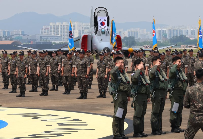 5일 경기 수원시 제10전투비행단에서 열린 F-4팬텀 퇴역식 미디어데이 행사에서 비행을 마친 F-4팬텀 조종사들이 경례하고 있다. 사진=연합뉴스