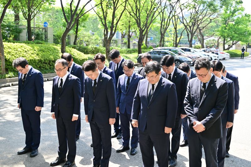 현충일 앞두고 '기억의 벽' 찾은 이원석 검찰총장