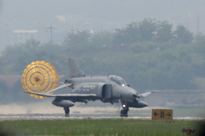 안보의지의 상징 'F-4 팬텀' 전설이 되다 "공군총장, 퇴역 앞둔 지휘비행"