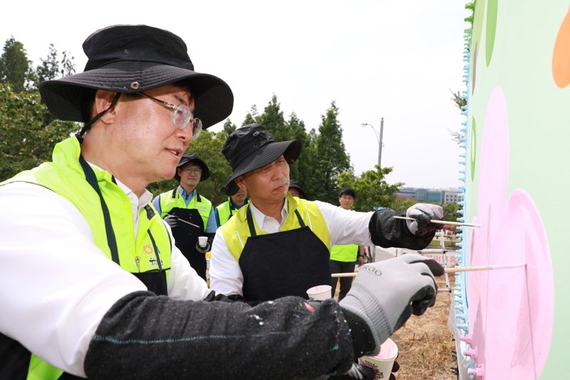 윤병운 NH證 대표, 축산환경개선 동참