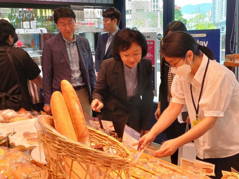 파리바게뜨 점주 애로사항 호소에 현장 찾은 식약처장 "해결책 찾아볼 것"