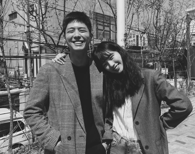 수지, 박보검과 어깨동무 투샷…심쿵 비주얼